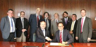 En la fotografía, al centro, Marcelo Tokman, gerente general de ENAP, y Gabriel De La Fuente, subsecretario General de la Presidencia, quienes firmaron este acuerdo. A sus espaldas, representantes de distintas comunidades religiosas, acompañados de Javier Fuenzalida, gerente de Recursos Humanos de ENAP (sexto de izquierda a derecha).