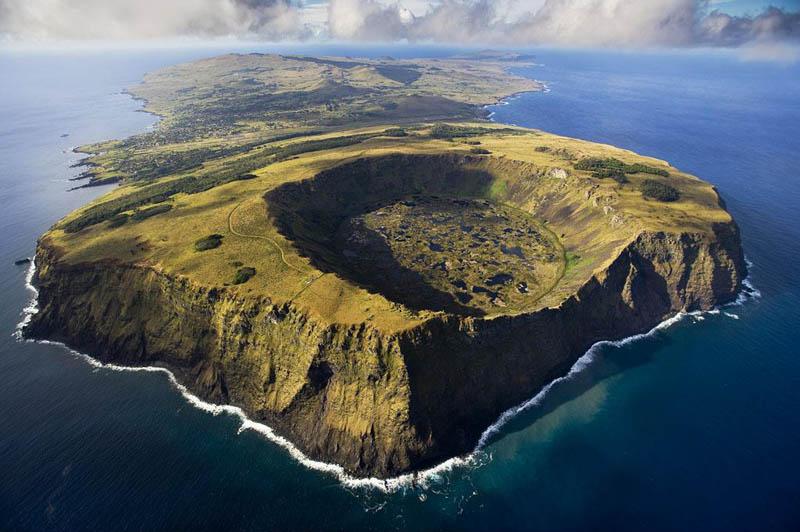 rano-kau-volcano-in-rapa-nui-n