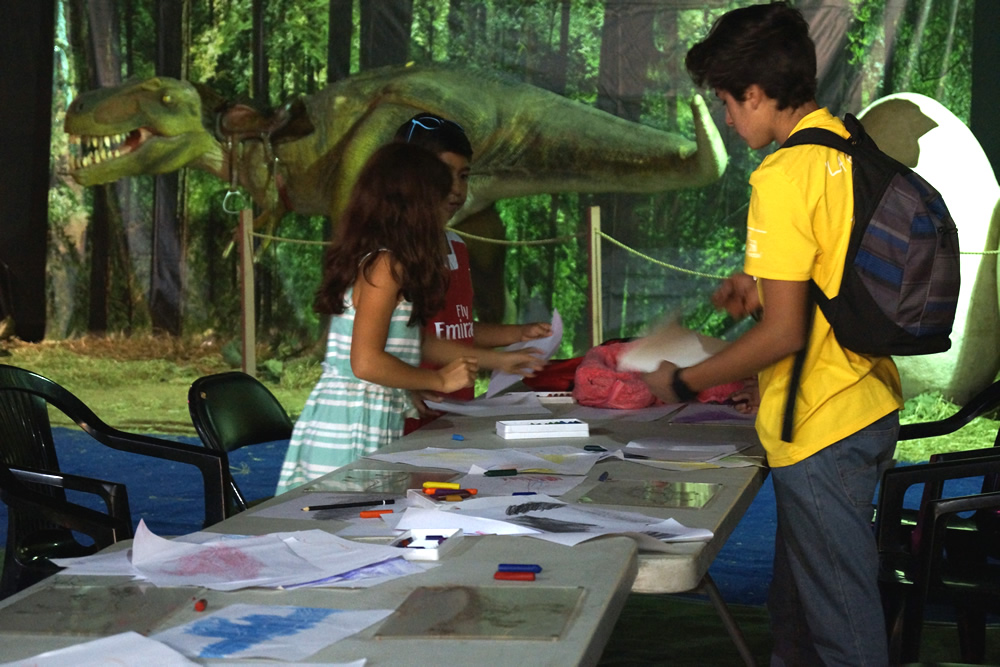 niños pintan expo dinosaurio