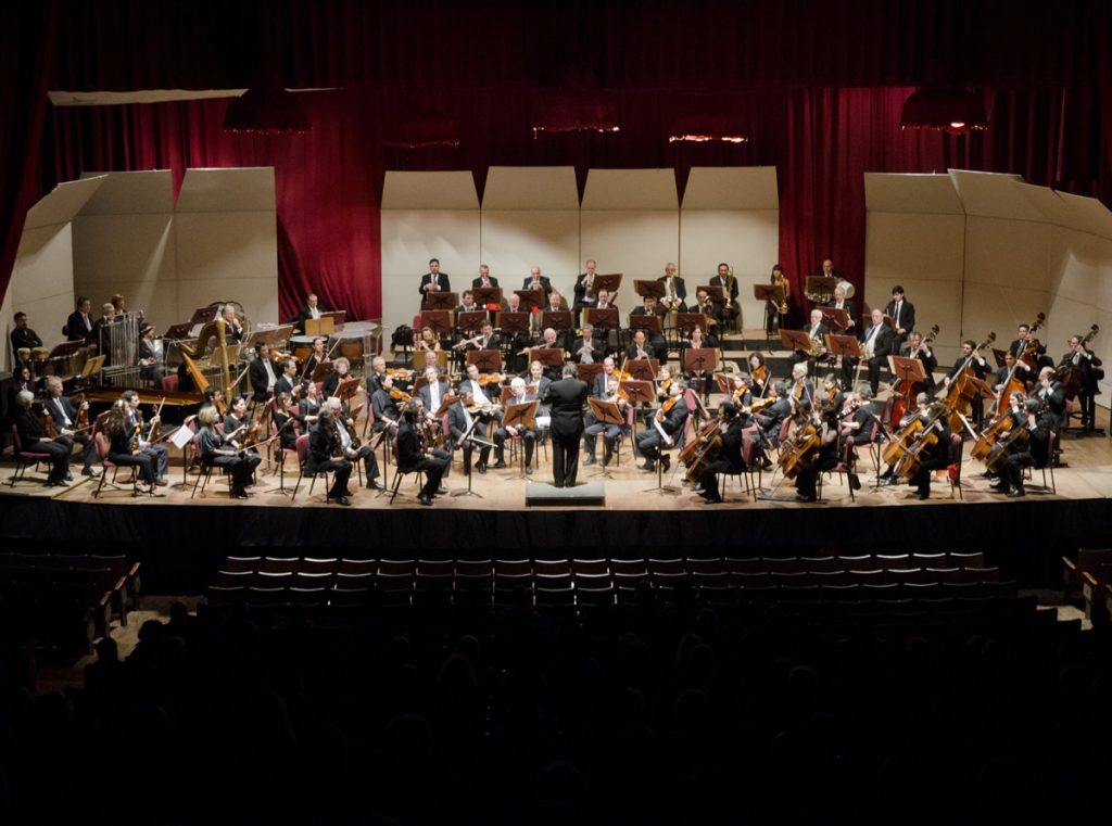 Orquesta sinfónica Nacional de Chile. / Fotografía: Derechos de uso bajo Licencia de Wikimedia Commons.