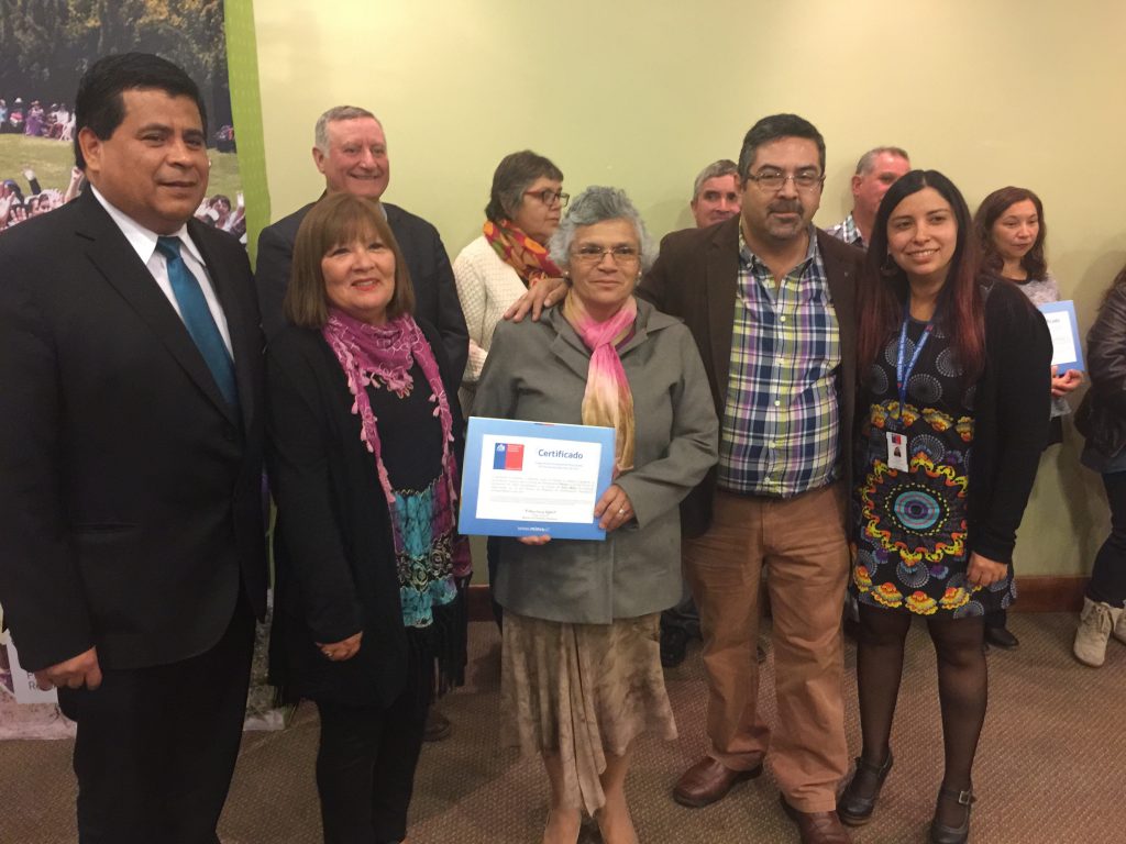 Los alcaldes de Santa María y Panquehue, Claudio Zurita y Luis Pradenas, respectivamente, entregan certificados, junto al seremi Minvu Rodrigo Uribe, a los comités vecinales de Pavimentos Participativos.