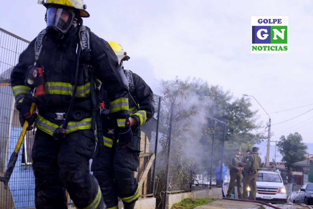 Bomberos en emergencia de incendio en vivienda de Belloto Sur, Quilpué.