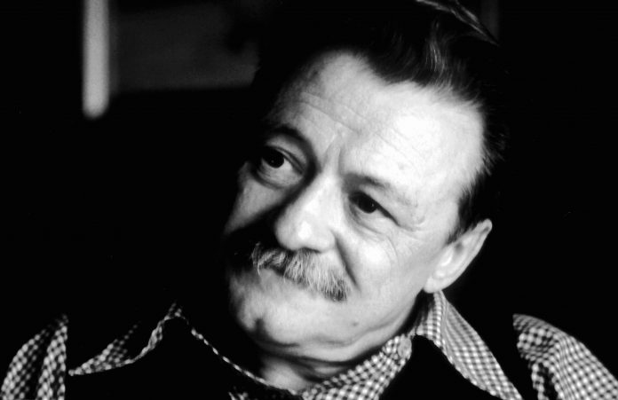 Escritor Uruguayo, Mario Benedetti, 1981. Por: Elisa Cabot. Licencia Creative Commons. Fuente: flickr.com/photos/76540627@N03/7486412110